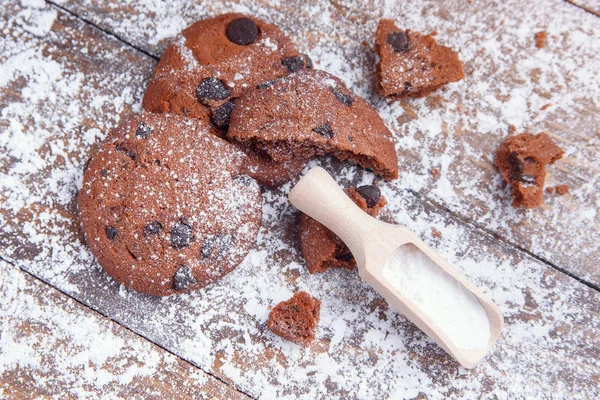 Biscoitos Shortbread Com Batatas Fritas Chocolate Fundo Madeira Polvilhado Com — Fotografia de Stock