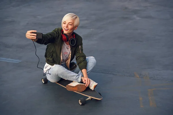 Chica Bastante Rubia Con Auriculares Haciendo Auto Foto Teléfono Inteligente — Foto de Stock