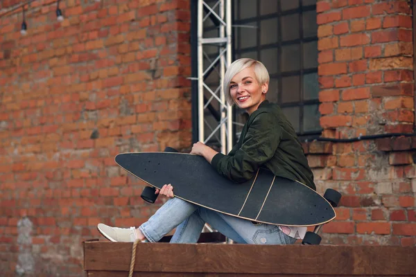 Hezká Blondýnka Longboard Pozadí Cihlová Zeď — Stock fotografie