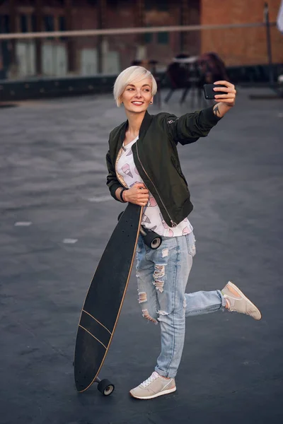 Hübsches Blondes Mädchen Mit Longboard Das Bei Sonnenuntergang Auf Dem — Stockfoto