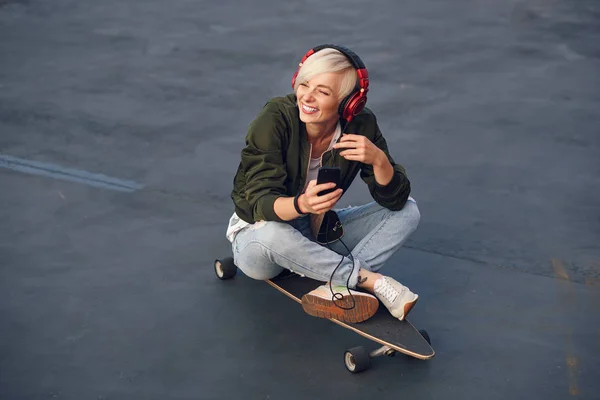 Jovem Sorrindo Menina Loira Ouvindo Música Fones Ouvido Usando Smartphone — Fotografia de Stock