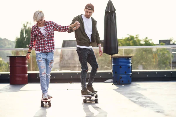 Hermosa Pareja Joven Divirtiéndose Con Patinetas Techo Edificio Industrial Concepto — Foto de Stock