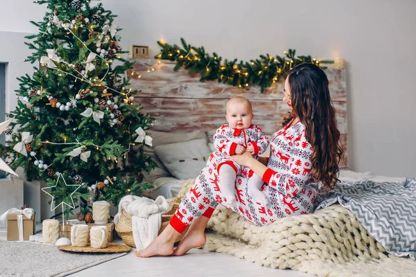 Mãe Feliz Com Sua Filhinha Roupas Férias Com Veados Impressos — Fotografia de Stock