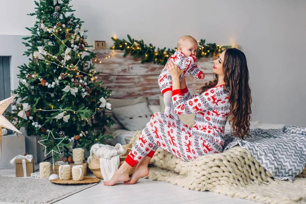 Mãe Feliz Com Sua Filhinha Roupas Férias Com Veados Impressos — Fotografia de Stock