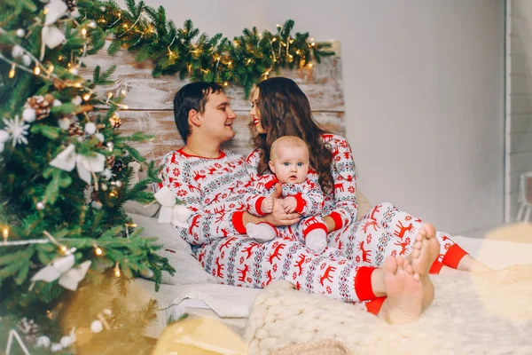 Pais Com Sua Filhinha Roupas Férias Com Veados Impressos Flocos — Fotografia de Stock