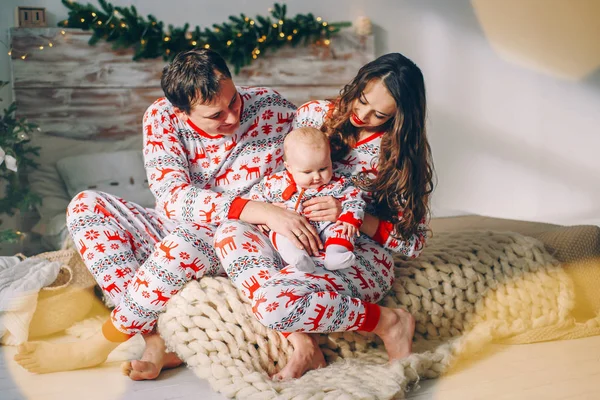 Pais Com Sua Filhinha Roupas Férias Com Veados Impressos Flocos — Fotografia de Stock