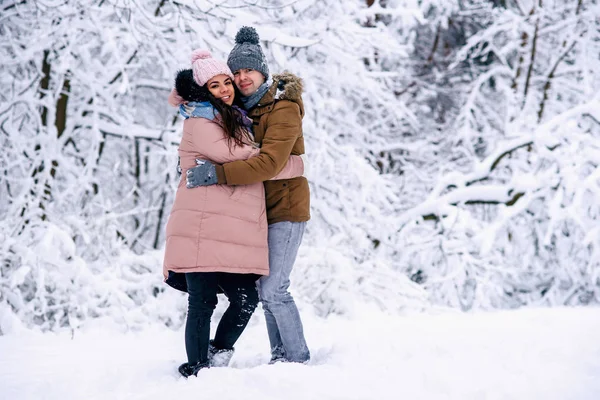 Krásná Těhotná Žena Oblečená Teplé Oblečení Chodí Manželem Krásné Zasněžené — Stock fotografie