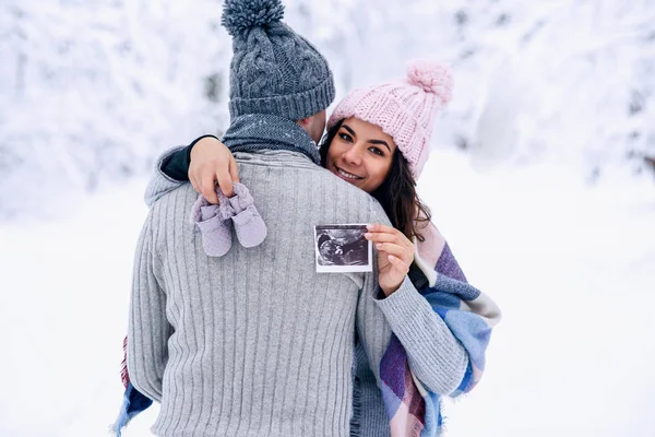 Beautiful Pregnant Woman Warm Pink Hat Holds Ultrasonic Pregnant Picture — Stock Photo, Image
