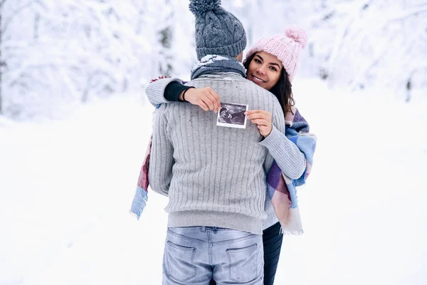 Belle Femme Enceinte Chapeau Rose Chaud Étreint Doucement Son Mari — Photo