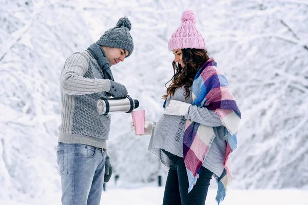 Belle Femme Enceinte Avec Son Mari Promène Dans Parc Enneigé — Photo