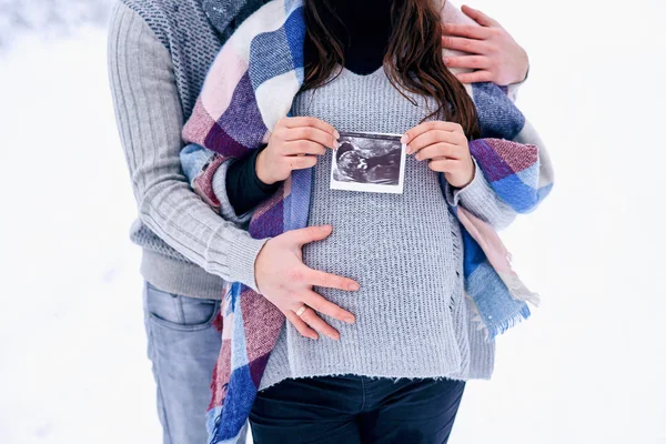Εσωτερικη Άνδρα Κρατάει Την Κοιλιά Εγκύου Γυναίκας Και Γυναίκα Κρατάει — Φωτογραφία Αρχείου