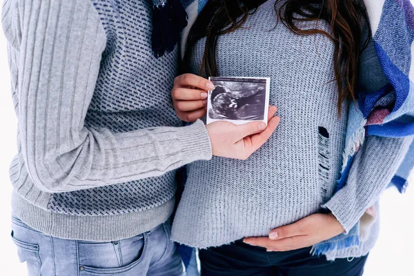 Fechar Homem Sua Mulher Grávida Roupas Quentes Segurando Imagem Gravidez — Fotografia de Stock