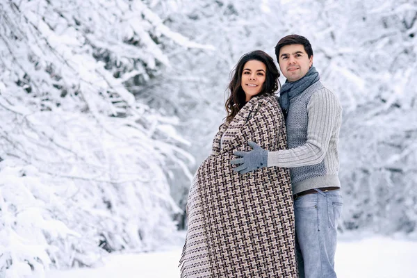 Joyeux Couple Couvert Une Couverture Chaude Marchant Dans Parc Enneigé — Photo