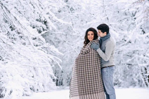 Joyeux Couple Couvert Une Couverture Chaude Marchant Dans Parc Enneigé — Photo