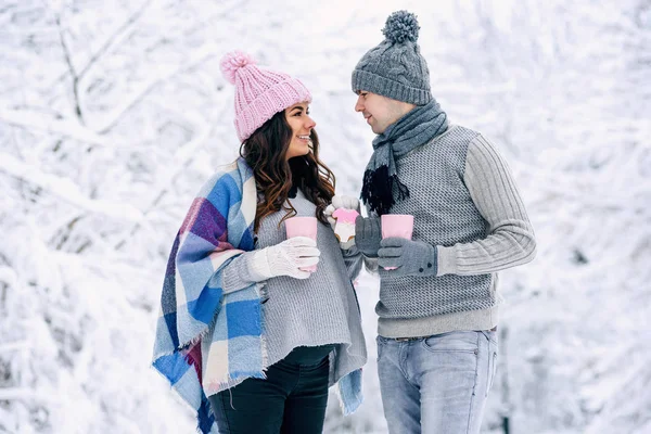 Joyeux Jeune Couple Marchant Dans Parc Enneigé Avec Des Tasses — Photo