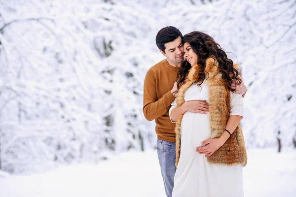 Σύζυγος Ένα Πουλόβερ Και Τζιν Αγκαλιάζει Τρυφερά Όμορφη Έγκυος Γυναίκα — Φωτογραφία Αρχείου