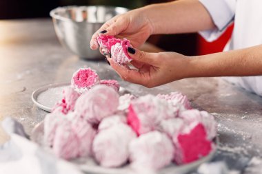 Ev yapımı hatmi kalitesini kontrol. Şef'in eller taze yapılmış marshmallow ile kapatmak.