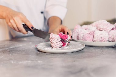 Şef'in el kesme taze krema bir bıçakla yapılmış kapatın. Ev yapımı hatmi kalitesini kontrol.