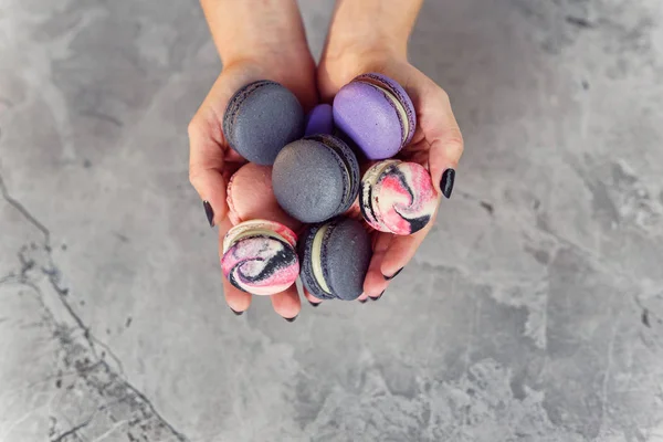 Female Hands Holding Colorful French Macaroons Marble Table Top View — Stock Photo, Image