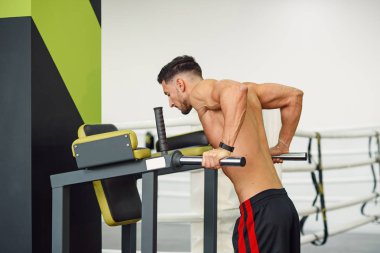 Paralel bar ise modern bir spor salonu içinde eğitim üzerinde şınav sportif fitness adam görüntüsünü kapatın. Sağlıklı ve sportif kavram.