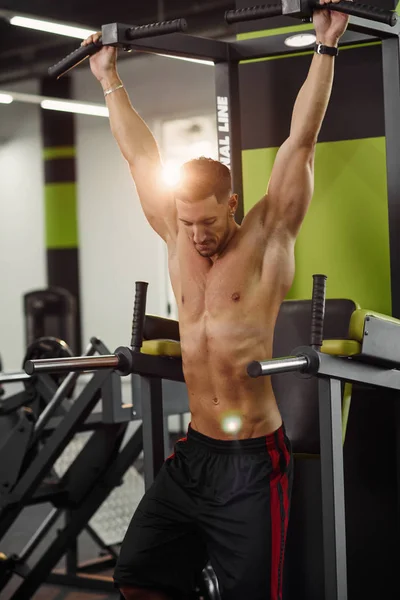 有吸引力的健身男做拉在横梁上训练期间 在现代健身房 特写镜头 — 图库照片