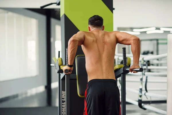 Hombre Fuerte Saludable Haciendo Flexiones Barras Paralelas Durante Entrenamiento Gimnasio — Foto de Stock