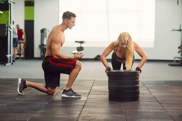 Athletische Fitness Mädchen Liegestütze Üben Unter Der Aufsicht Des Trainers — Stockfoto