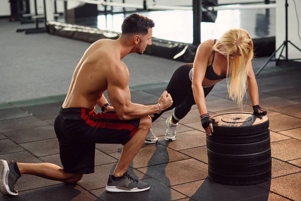 Atlético Fitness Girl Push Ups Exercício Uunder Supervisão Treinador Ginásio — Fotografia de Stock