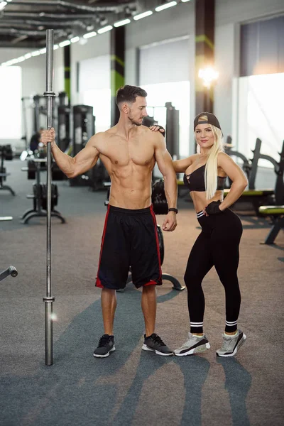 Homem Forte Atraente Com Barbell Mão Namorada Perto Dele Adorável — Fotografia de Stock