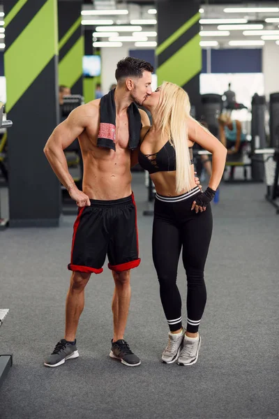 Atlético Hombre Sano Besa Novia Fitness Gimnasio Después Del Entrenamiento — Foto de Stock