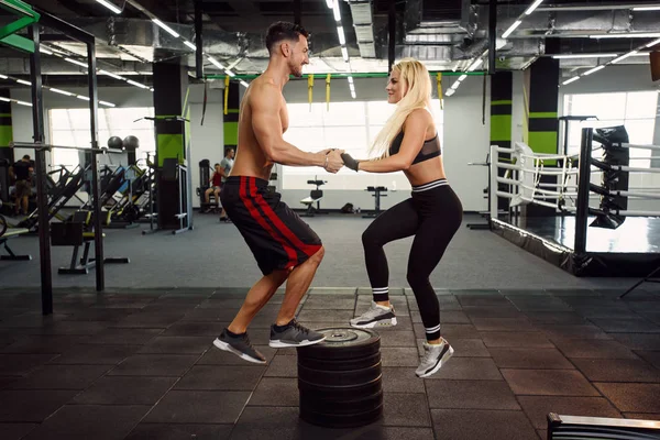 Gespierde Gezonde Kerel Zijn Sportieve Vriendin Samen Trainen Sportschool — Stockfoto