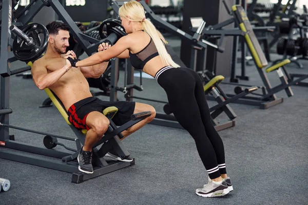 Der Muskulöse Gesunde Und Seine Sportliche Freundin Trainieren Gemeinsam Der — Stockfoto