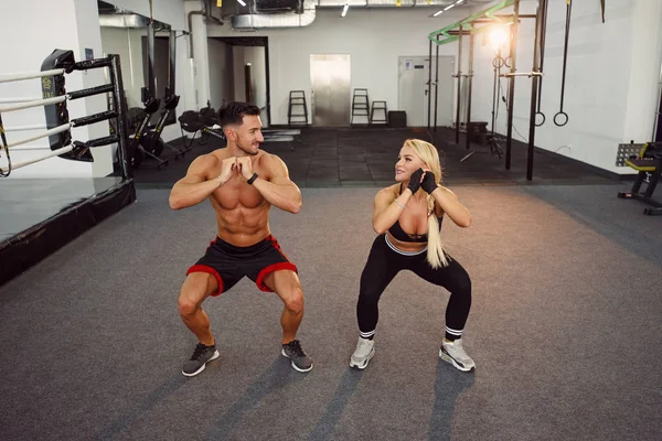 Muscular Healthy Guy His Sporty Girlfriend Training Together Gym — Stock Photo, Image