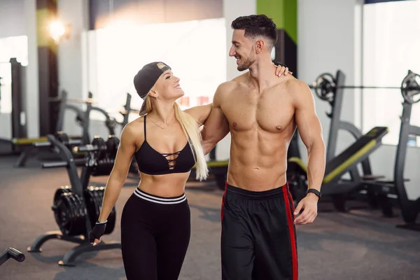 Musculoso Chico Sano Novia Deportiva Entrenando Juntos Retrato Una Joven — Foto de Stock