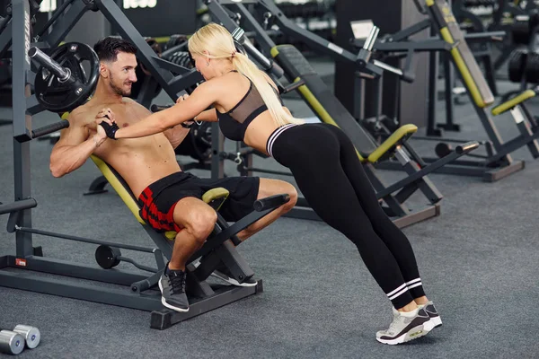 Tipo Musculoso Saudável Namorada Desportiva Treinar Juntos Ginásio Lindo Casal — Fotografia de Stock