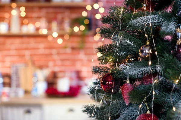 Feche Árvore Natal Decorada Com Bolas Vidro Vermelho Dourado Com — Fotografia de Stock