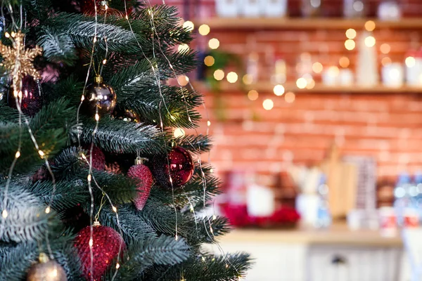 Feche Árvore Natal Decorada Com Bolas Vidro Vermelho Dourado Com — Fotografia de Stock