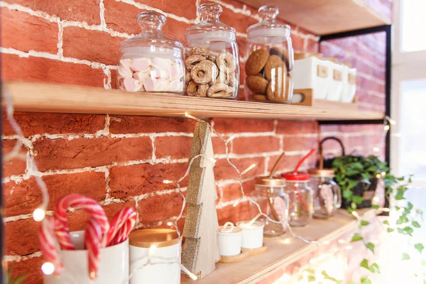 Feche Elegante Prateleira Madeira Estilo Loft Com Acessórios Cozinha Luzes — Fotografia de Stock