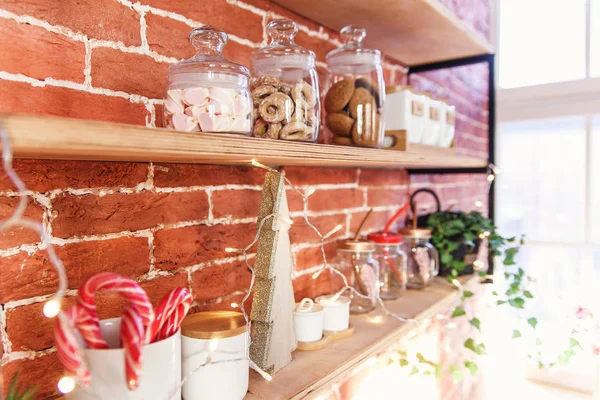 Feche Elegante Prateleira Madeira Estilo Loft Com Acessórios Cozinha Luzes — Fotografia de Stock