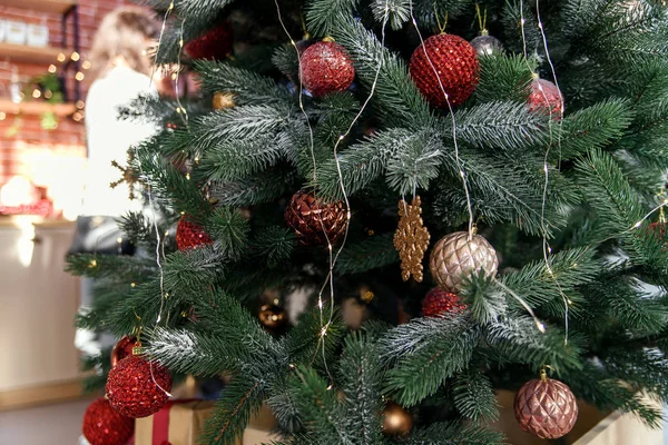 圣诞快乐 新年快乐 关闭圣诞树 上面装饰着红色和金色的玻璃球 背景上有圣诞灯 — 图库照片
