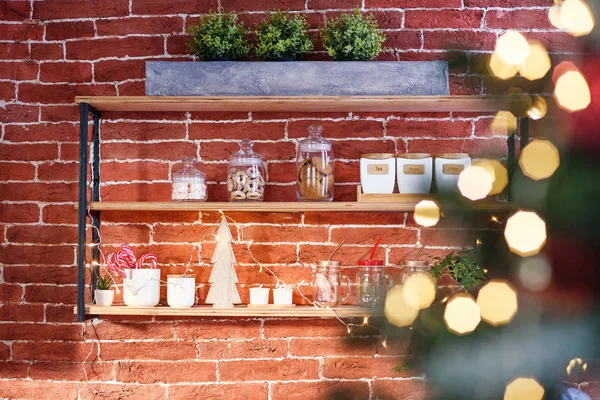 Prateleira Madeira Elegante Estilo Loft Com Acessórios Cozinha Luzes Natal — Fotografia de Stock