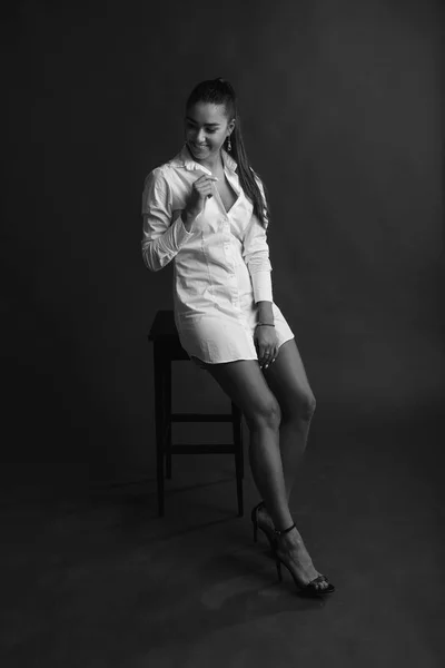 Retrato Blanco Negro Hermosa Chica Vestida Camisa Casual Blanca Con — Foto de Stock