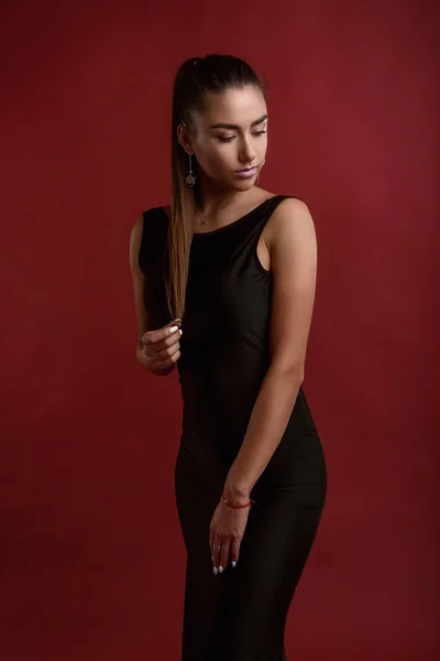 Chica Joven Sensual Magnífico Vestido Cóctel Negro Sobre Fondo Rojo —  Fotos de Stock