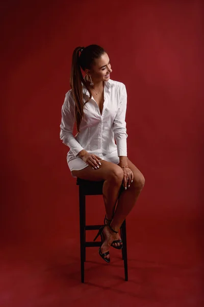 Περιποιημένο Ελκυστική Σεξουαλική Κορίτσι Τέλεια Πόδια Ντυμένος Λευκό Πουκάμισο Κάθεται — Φωτογραφία Αρχείου