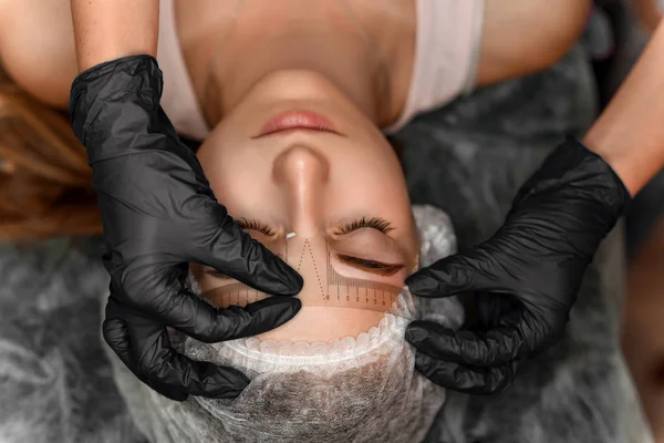 Close Mãos Esteticista Fazendo Tatuagem Sobrancelha Rosto Mulher Esteticista Profissional — Fotografia de Stock