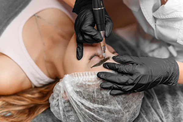Close Mãos Esteticista Fazendo Tatuagem Sobrancelha Rosto Mulher Maquiagem Sobrancelha — Fotografia de Stock