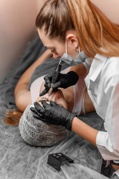 Tratamento Cosmetologia Esteticista Profissional Fazendo Tatuagem Sobrancelha Rosto Mulher Maquiagem — Fotografia de Stock