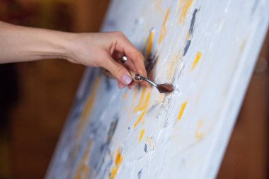 Mastik ve sarı boya ile oluşturulan soyut resim.