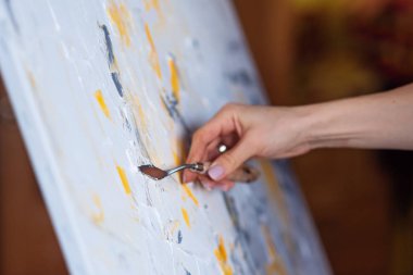 Mastik ve sarı boya ile oluşturulan soyut resim.