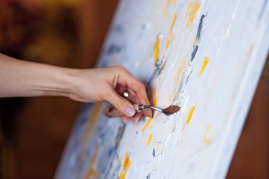 Mastik ve sarı boya ile oluşturulan soyut resim. Sanat ve yaratıcı kavramı.